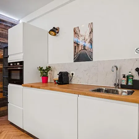 Appartamento Center In Quiet Street & Airco *