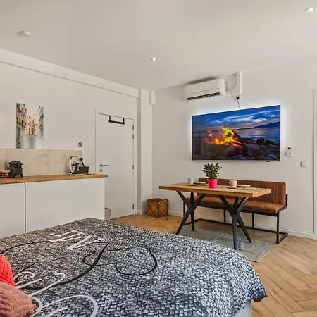Appartamento Center In Quiet Street & Airco